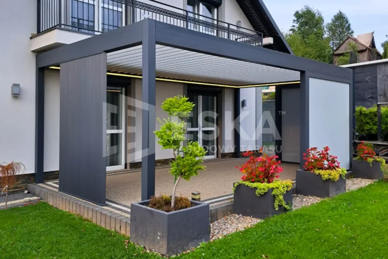 Taras przy domu zadaszony, szklane ściany przesuwne – ESKA Zabudowy Tarasu, pergola ogrodowa