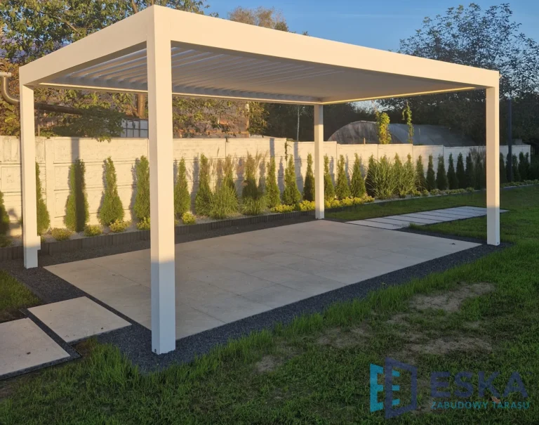 biała aluminiowa pergola wolnostojąca z lamelowym ruchomym dachem