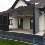 czarna zabudowa tarasu z obejściem balkonu