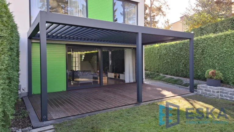 aluminiowa pergola w małym ogrodzie w Tychach