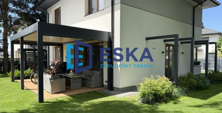 Nowoczesna pergola z architektonicznym szpalerem – realizacja w Bobrowcu pod Piasecznem