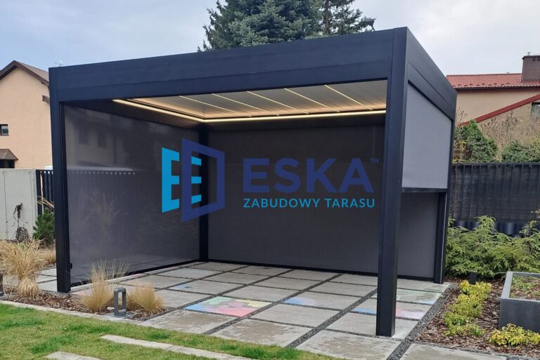 Pergola wolnostojąca z roletami ZIP – pokój w krakowskim ogrodzie