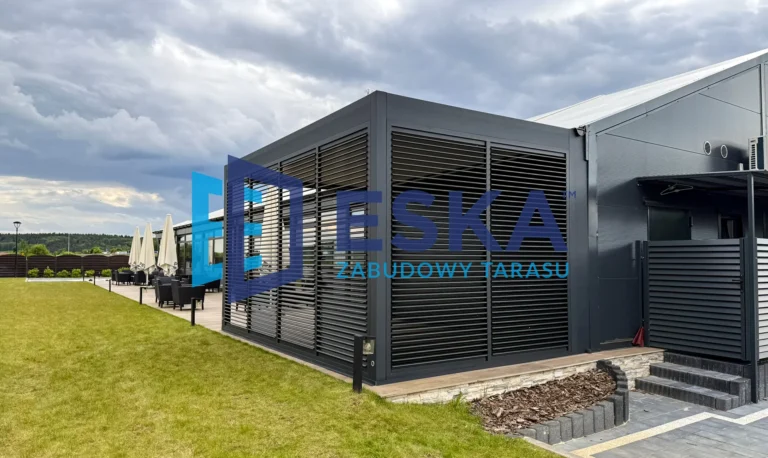 Nowoczesna zabudowa tarasu dla branży HoReCa: realizacja w Nowej Słupi