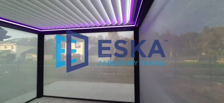 Całoroczna pergola przyścienna w Mysłowicach rolety ZIP oświetlenie RGB ESKA Zabudowy Tarasu