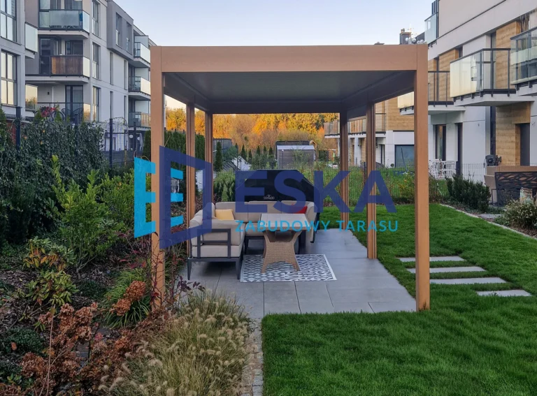 Kraków wolnostojąca pergola w ogrodzie z roletami ZIP kolorystyka WOOD ESKA Zabudowy Tarasu