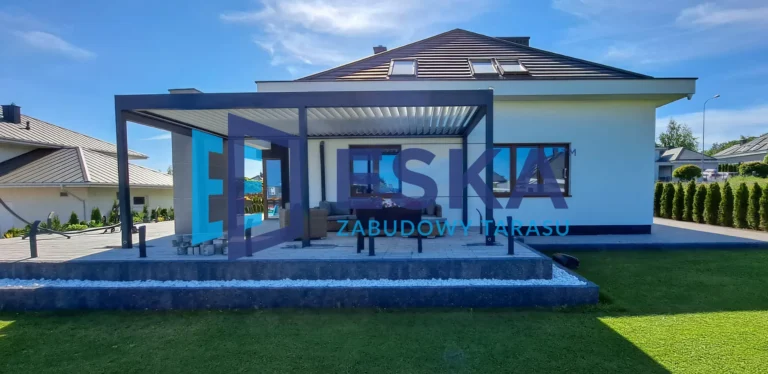 Gniezno pegola przy ścianie budynku na tarasie z kostki z roletą ZIP ESKA Zabudowy Tarasu