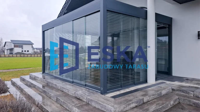 Nowoczesna zabudowa tarasu w Bilczy – harmonia szkła i aluminium