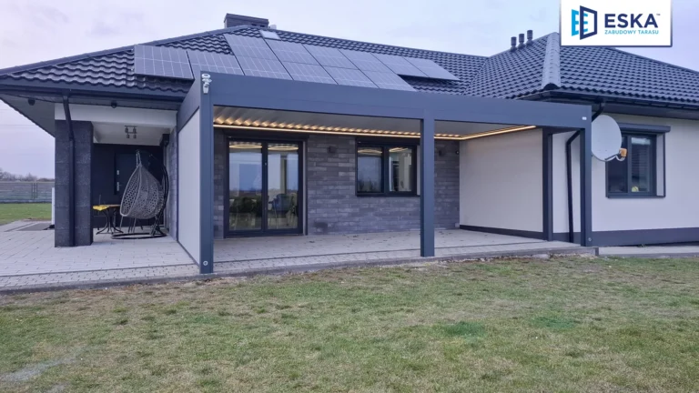 Włoszczowa pergola przyściena z roletami ZIP dachem lamelowym ESKA Zabudowy Tarasu
